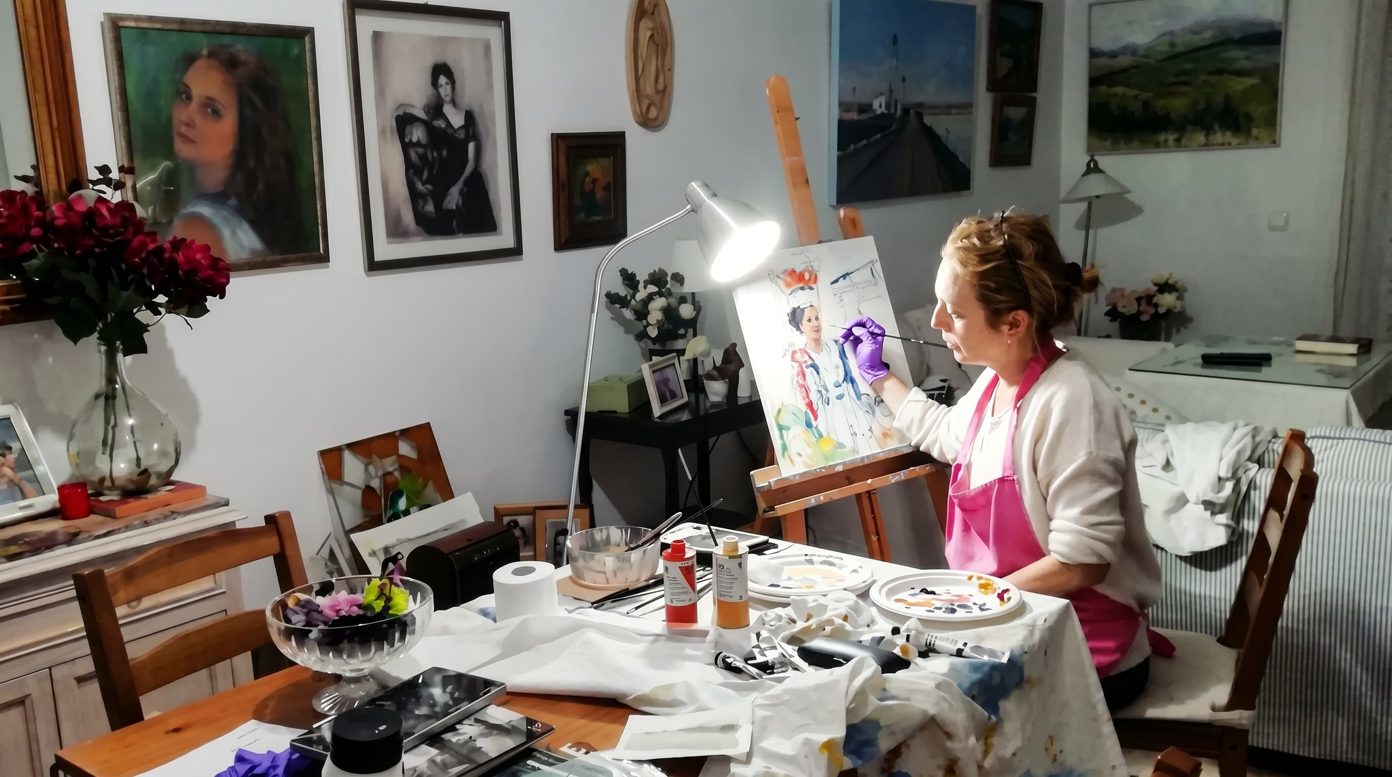 Patricia Barón Barbadillo pintando en su estudio